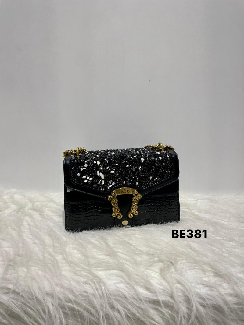 Bolso textura negro aplique dorado piedras brillantes  23cm*16cm  8815  C-B