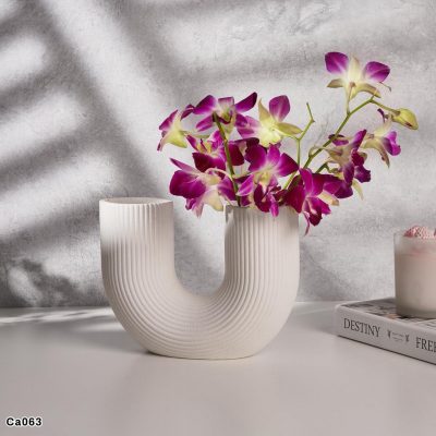 Florero en U blanco resina  20cm* 7.5cm* 15cm