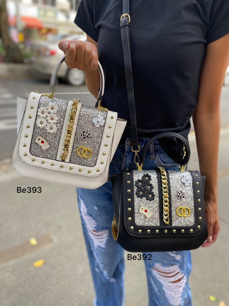 Bolso negro apliques dorados detalles brillantes  24cm* 20cm* 11cm   8029