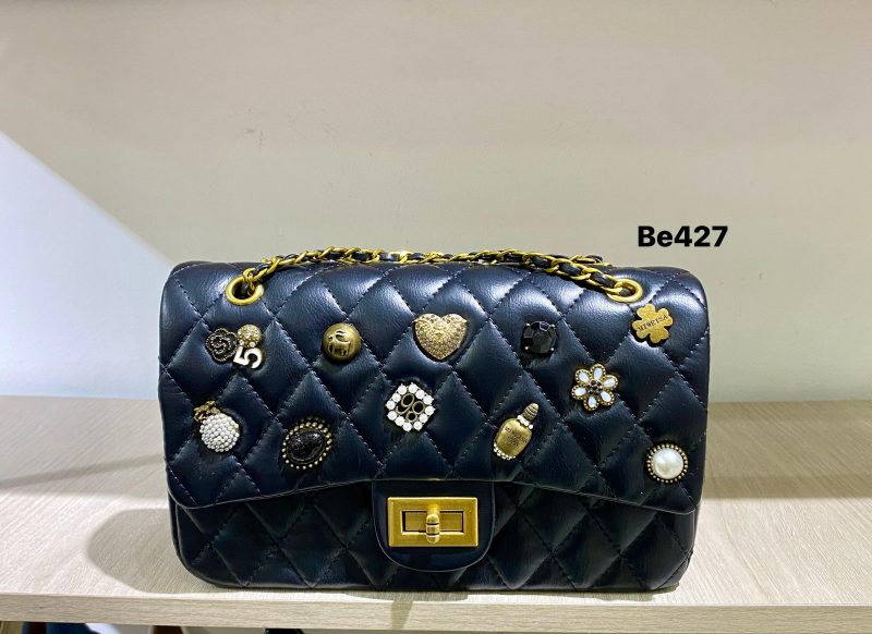 Bolso negro detalles dorados apliques  24cm* 15cm* 8cm  1001  C-B