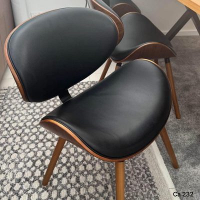 Silla base de madera y asiento negro en policuero  73.5cm* 50cm* 49cm