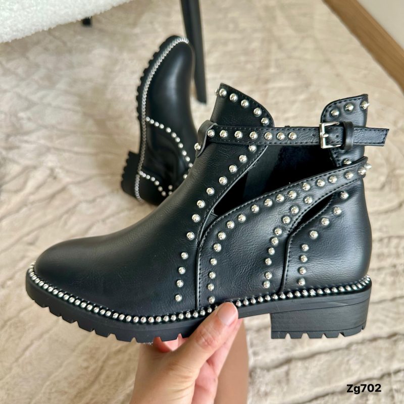 Botin negro apliques plateado correa tacon 3cm   S6533  C-82