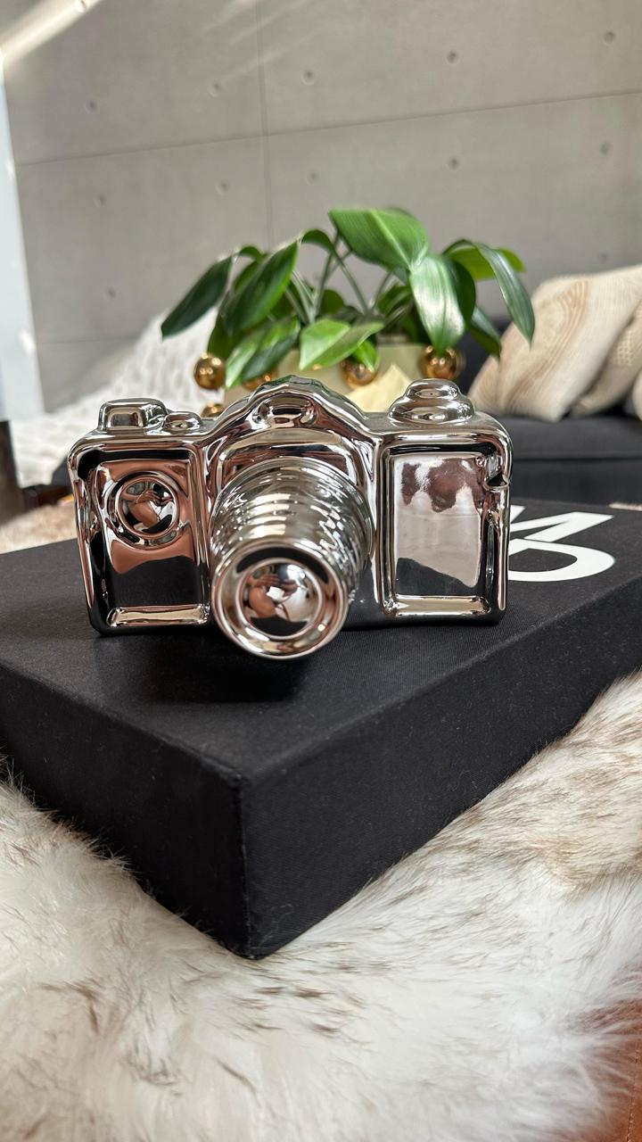 Articulo decorativo camara plateada ceramica 16cm* 11,7cm* 9cm