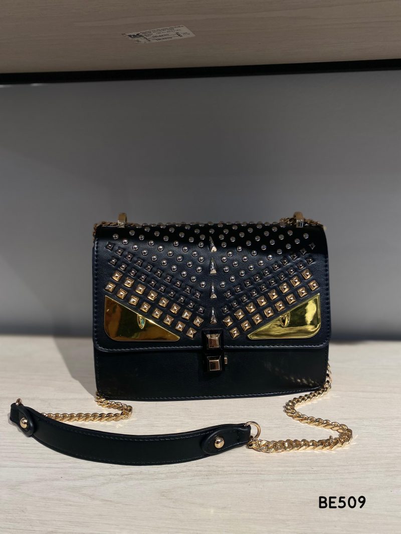 Bolso negro apliques plateado ojos y cadena dorado  22cm* 9cm* 17cm  C- 23196-1
