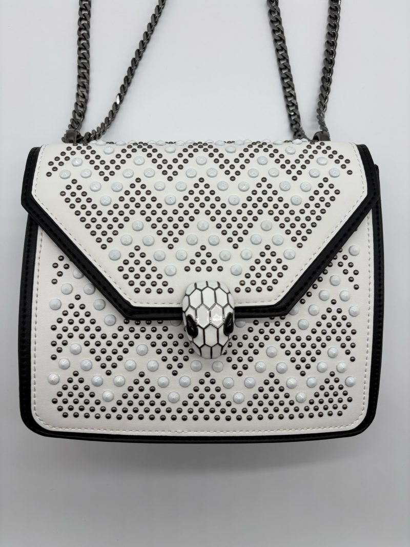 Bolso blanco apliques y cadena plomo detalles negro  20cm* 7cm* 16cm   C- 23195 - Image 3