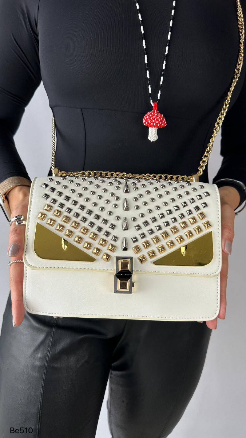 Bolso blanco apliques plateado ojos y cadena dorado  22cm* 9cm* 17cm  C- 23196-1