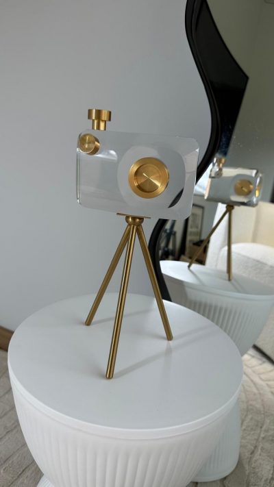 Articulo decorativo camara cristal detalles dorado  13cm* 4,5cm* 10cm*   base 17cm