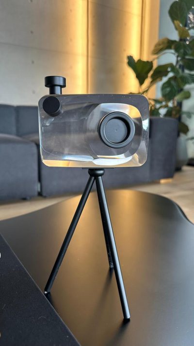 Articulo decorativo camara cristal detalles negro  13cm* 4,5cm* 10cm*   base 17cm