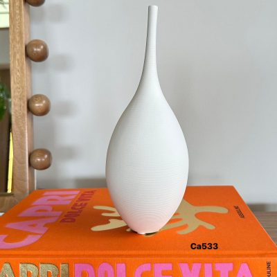 Jarron blanco mediano ovalado boquilla dlgada ceramica  8cm* 8cm* 25cm