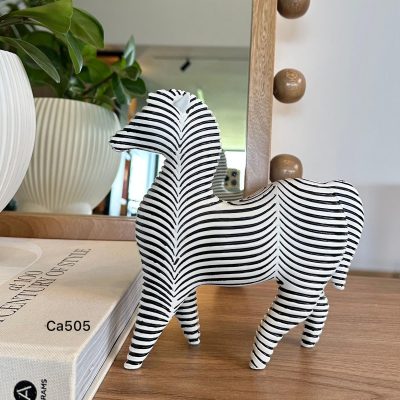 Articulo decorativo cebra blanco y negro resina  20cm* 6cm* 20,5cm