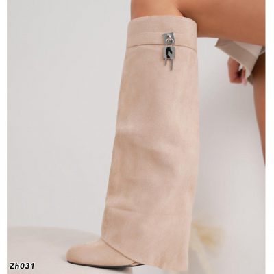 Bota caña alta beige doblez detalle plateado tacon corrido 8cm 255-005