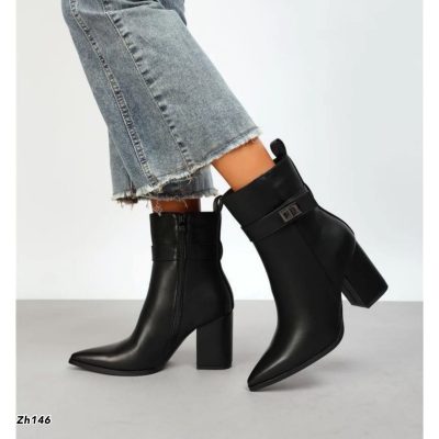 Botin negro detalle correa tacon 8cm 8982 C-76